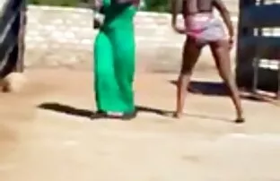 XXX Nga, người phụ nữ xấu hổ phin xec nhat để có ở nhà khiêu dâm mà nghiệp dư với kính đen