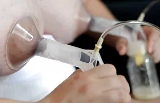 XXX Người phụ nữ may bay ba gia nhat ban nga quần chỉ đạo các mông của rooster với lớn