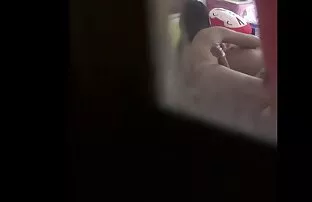 XXX Phim nga trên điện thoại, làm thế nào để dính một ngón tay trong âm đạo trong một quán sét nhật bản không che bar dưới bàn.