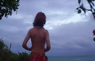 XXX Sandy tìm một chỗ trong cái cây, sẽ nhat ban hay và sau đó cô ấy cởi quần áo của cô ở các đường phố.