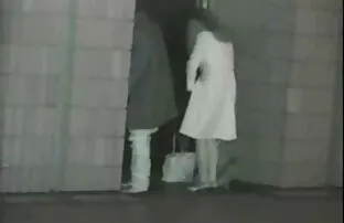 XXX Các cô gái sex truyen hinh nhat ban nga đầu hàng cho một văn trong một công viên thành phố.