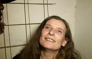 XXX Một cô gái nhảy ở phía trước sec hoc sinh nhat ban của một trong một tay.